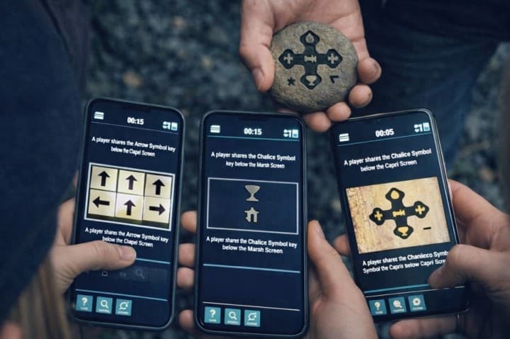 Giocatori collegano i loro smartphone e condividono indizi nel multiplayer escape game Sato Code