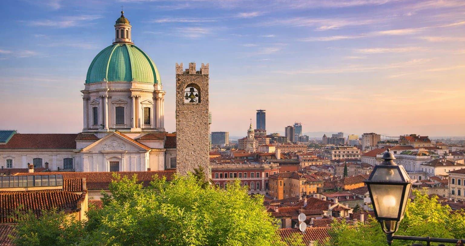 Panoramablick auf Brescia und die umliegenden Hügel