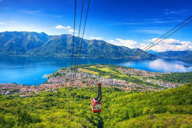 Vista panoramica sulle montagne sopra Locarno e il Lago Maggiore