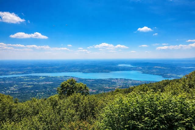 Blick vom Regionalpark Campo dei Fiori auf den Seendistrikt von Varese