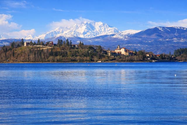 Lago di Varese Gletschersee mit den Alpen und Campo dei Fiori im Hintergrund