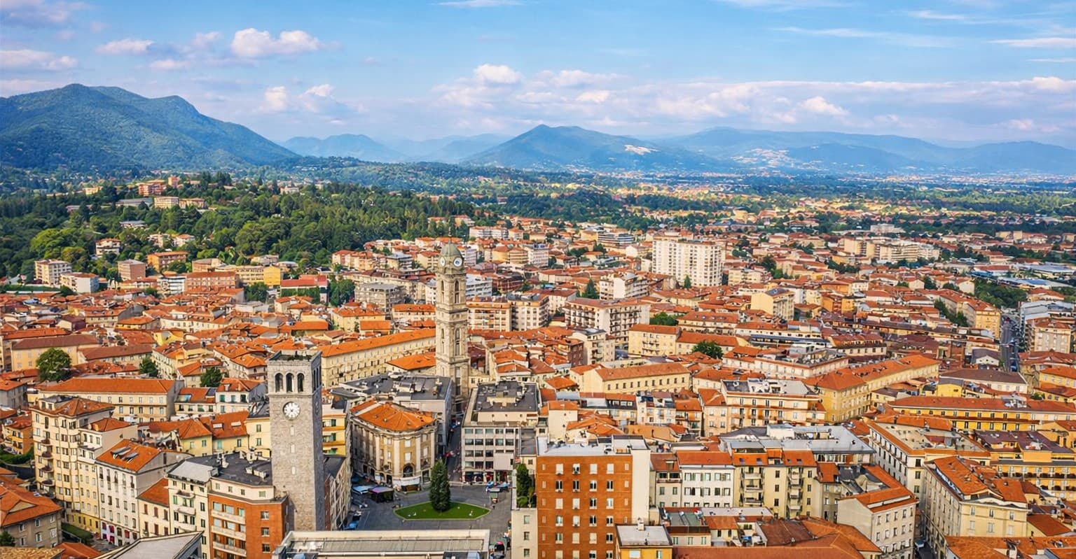 Panoramablick auf die Altstadt von Varese und die umliegenden Hügel in der Lombardei