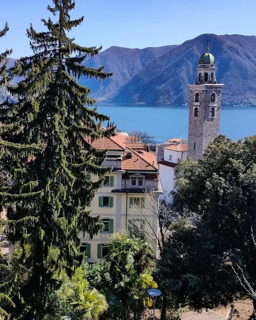 Una vista di un lago in Ticino