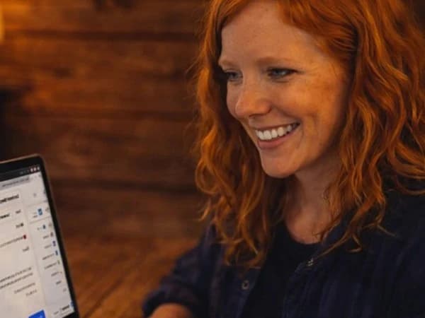 Membro del team Sato Code controlla e risponde alle richieste dei clienti