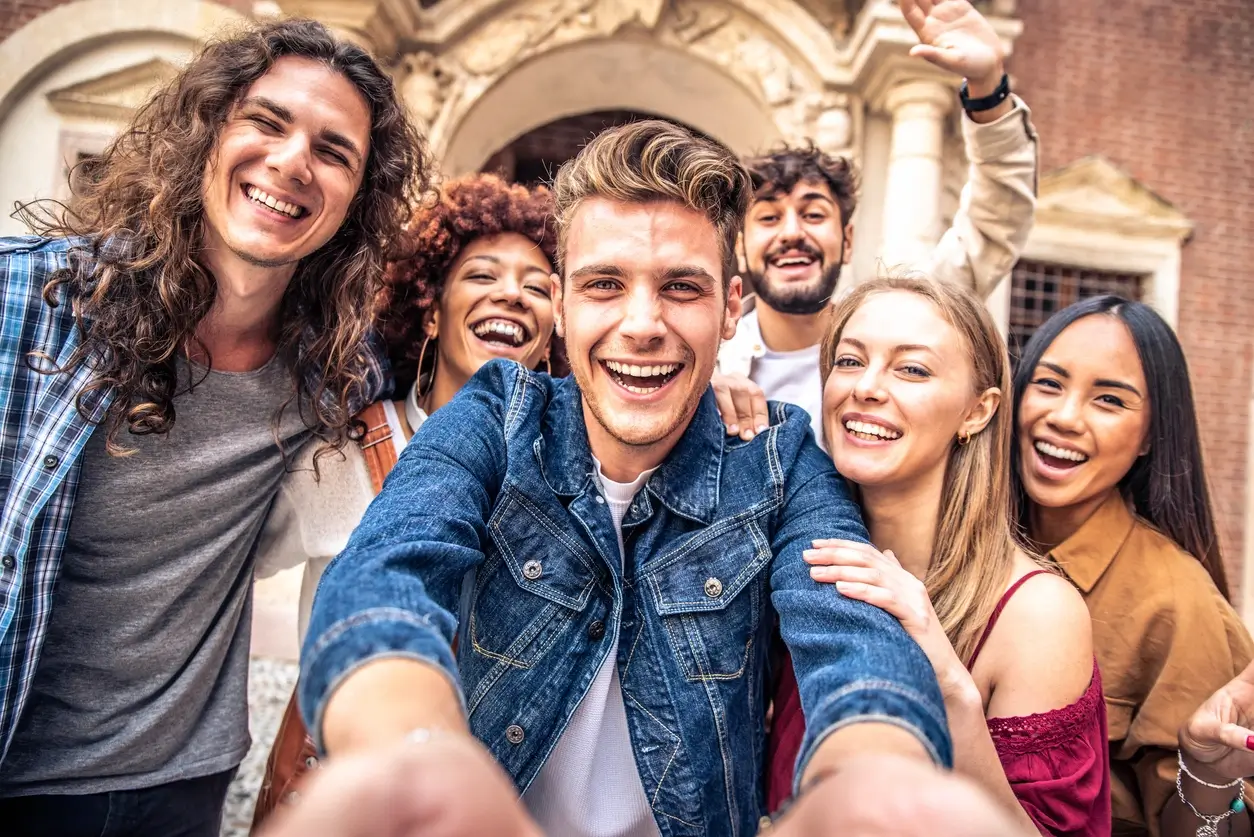 Gruppe von Freunden, die einen Geburtstag mit Sato Code feiern