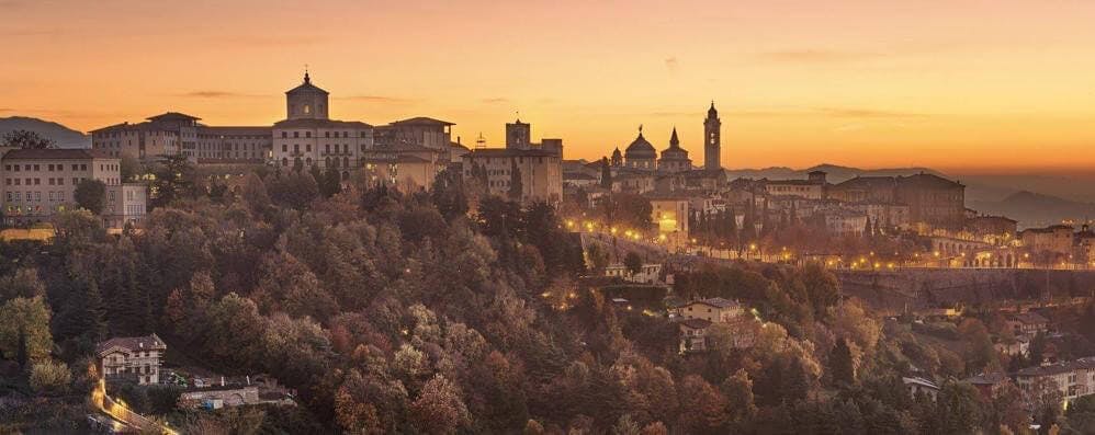 ein Panoramablick auf die Altstadt von Bergamo