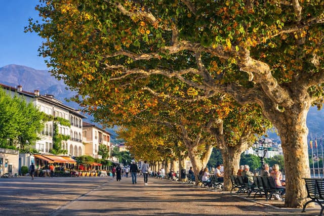 Piazza Giuseppe Motta ad Ascona con locali sul lago