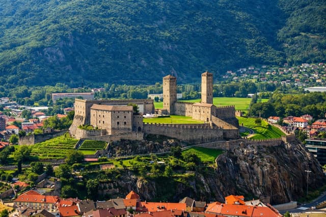 Castel Grande con vista sulla città di Bellinzona