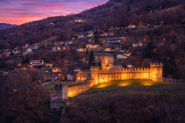 Castello di Montebello e Sasso Corbaro a Bellinzona al tramonto