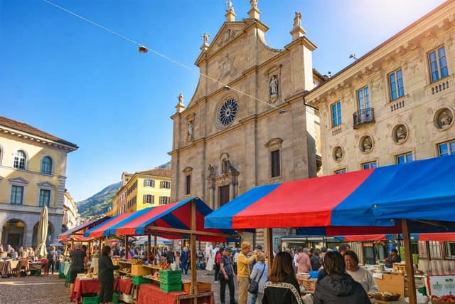 Piazza del mercato nel centro storico di Bellinzona