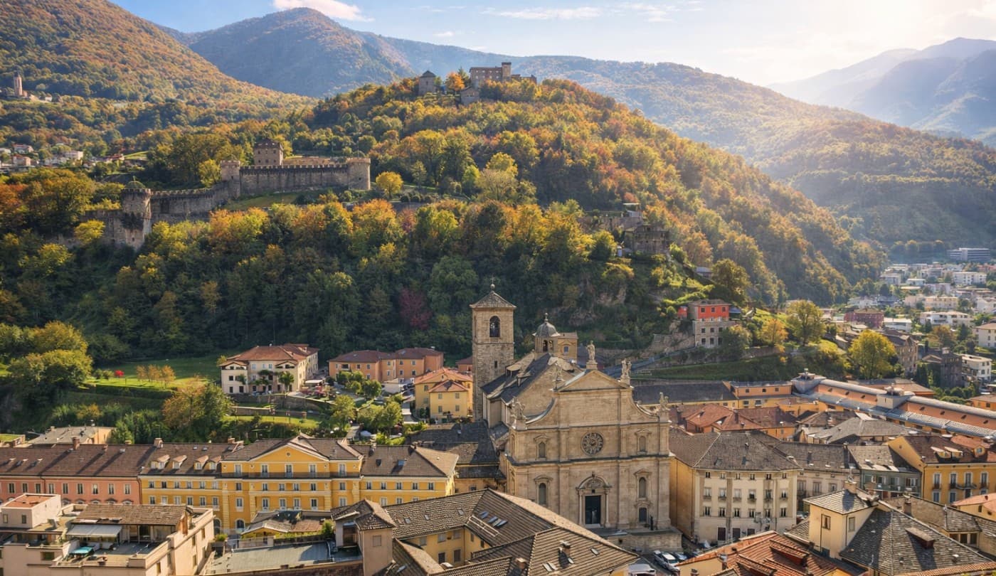 Vista panoramica di Bellinzona in Ticino con colline e luoghi storici