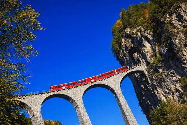 Panoramazugstrecke bei Chur in den Schweizer Alpen
