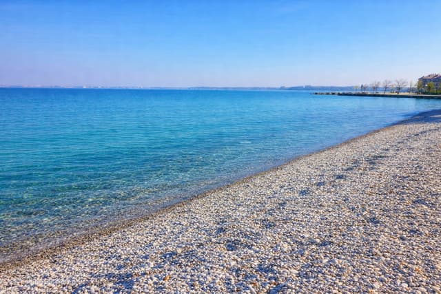 Strand in Desenzano del Garda am Ufer des Gardasees