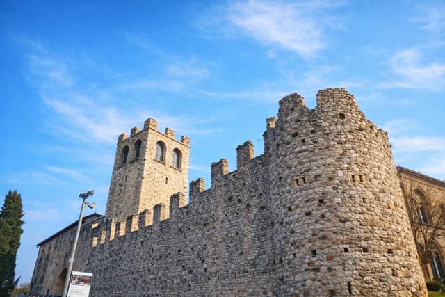 Mittelalterliche Burg von Desenzano del Garda mit Blick auf den Gardasee