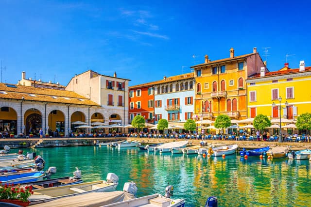 Alter Hafen von Desenzano del Garda mit bunten Häusern am See