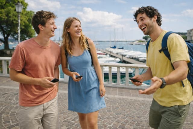 Freunde spielen ein Outdoor Escape Game in Desenzano del Garda