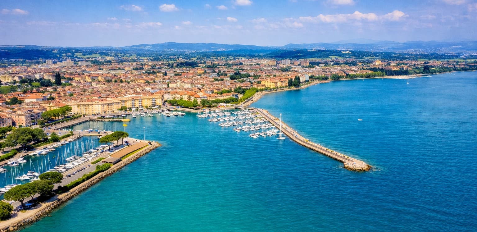 Panoramablick auf Desenzano del Garda am Gardasee