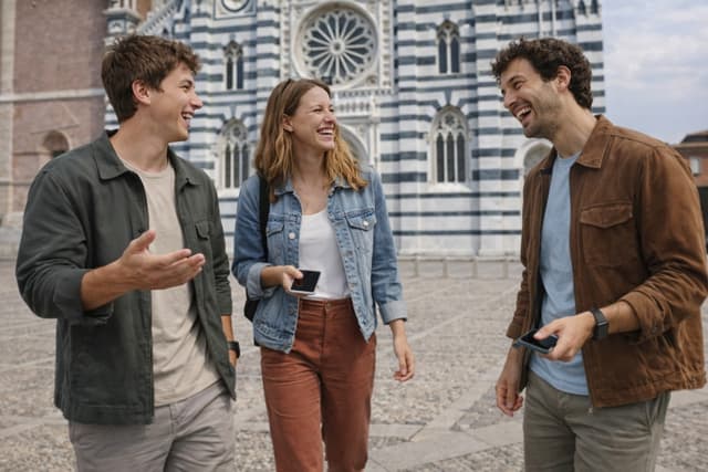 Freunde spielen ein Outdoor Escape Game in Monza