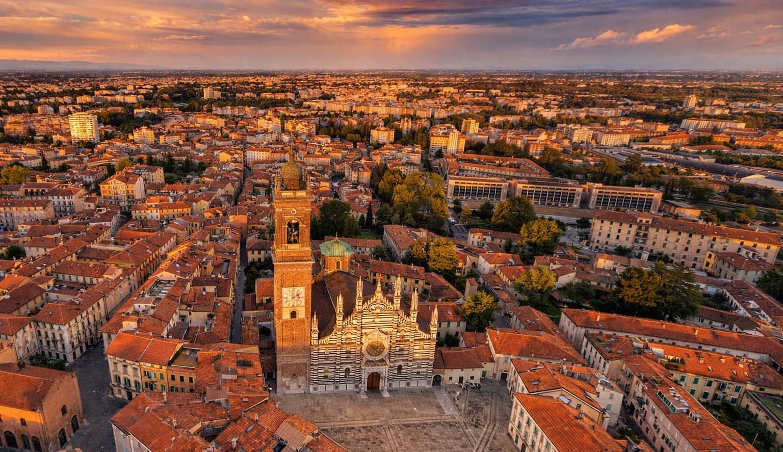 Panoramablick auf Monza in der Lombardei
