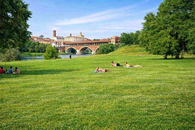 Fluss Ticino und Uferlandschaft in Pavia