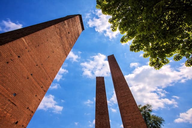 Mittelalterliche Türme im Zentrum von Pavia