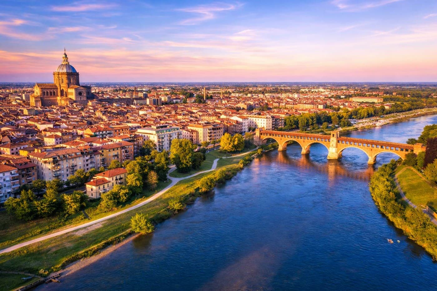 Panoramablick auf Pavia und den Fluss Ticino