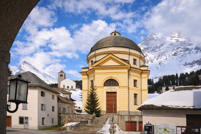 Chiesa Rotonda Rundkirche Wahrzeichen in San Bernardino Schweiz