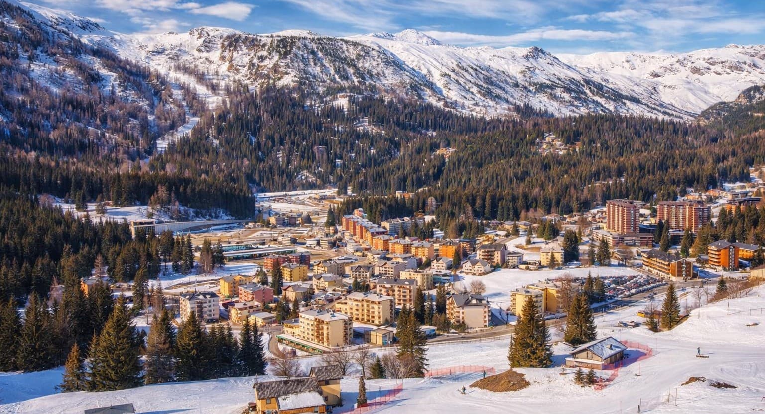 Panoramablick auf das Dorf San Bernardino in Graubünden Schweizer Alpen