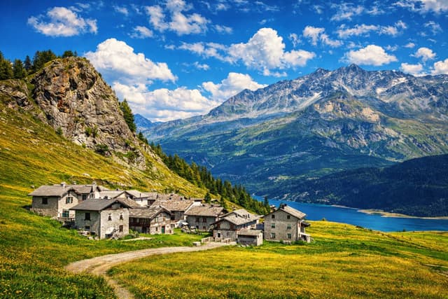 Paesaggio escursionistico dell'Engadina con laghi e villaggi alpini vicino a St. Moritz