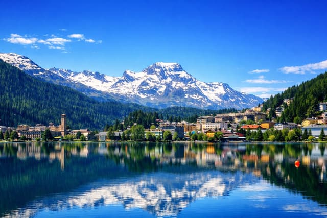 Lago di St. Moritz a 1.856m nella Valle dell'Engadina Grigioni Svizzera