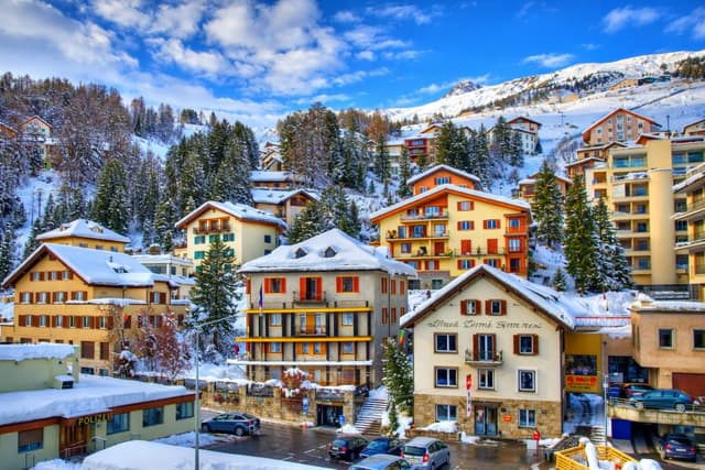 St. Moritz Dorf centro villaggio con boutique di lusso e Via Serlas