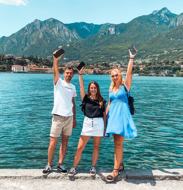 Freunde spielen ein Outdoor Escape Game in Verbania am Lago Maggiore