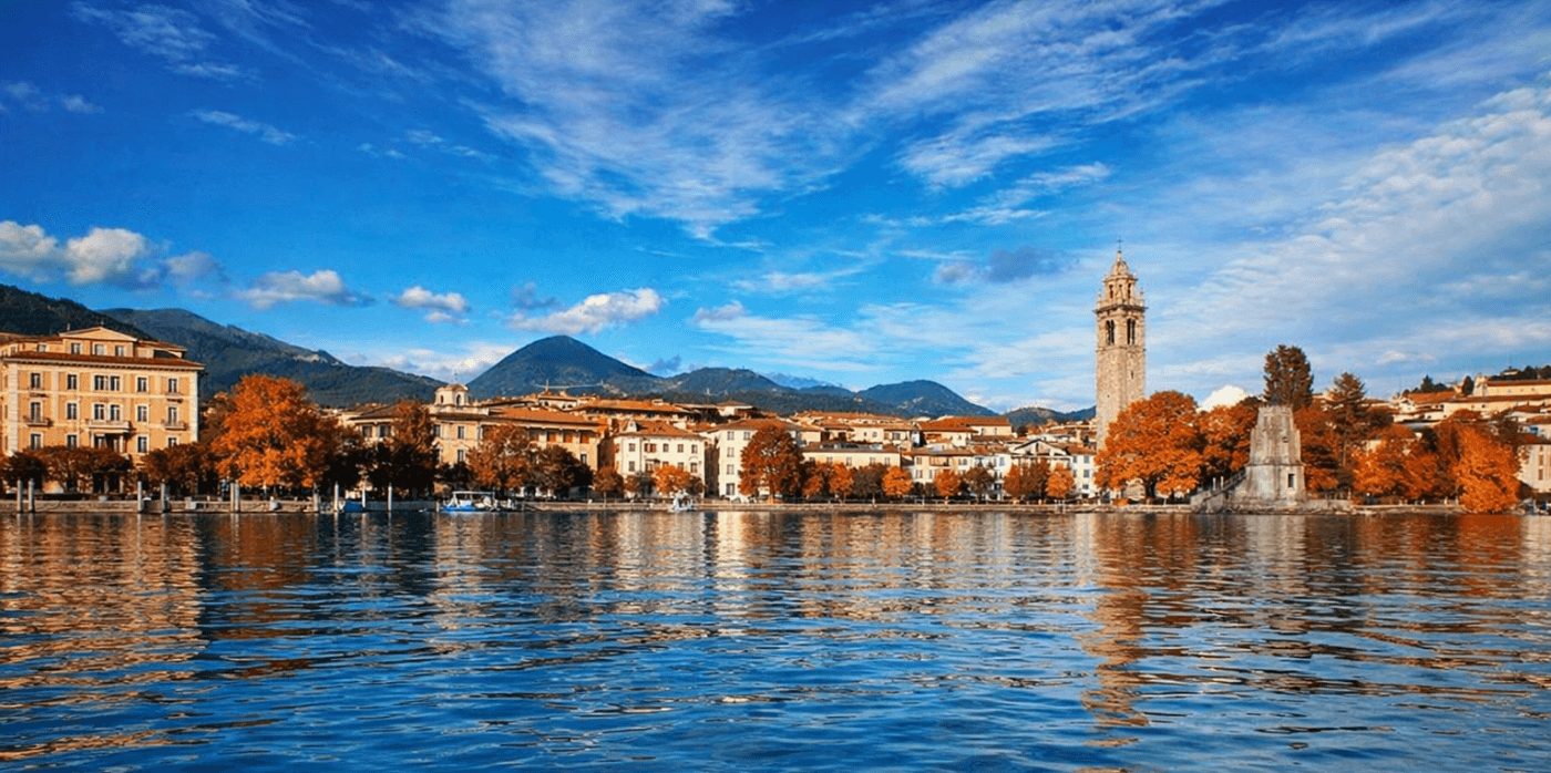 Panoramablick auf Verbania am Lago Maggiore mit den Alpen